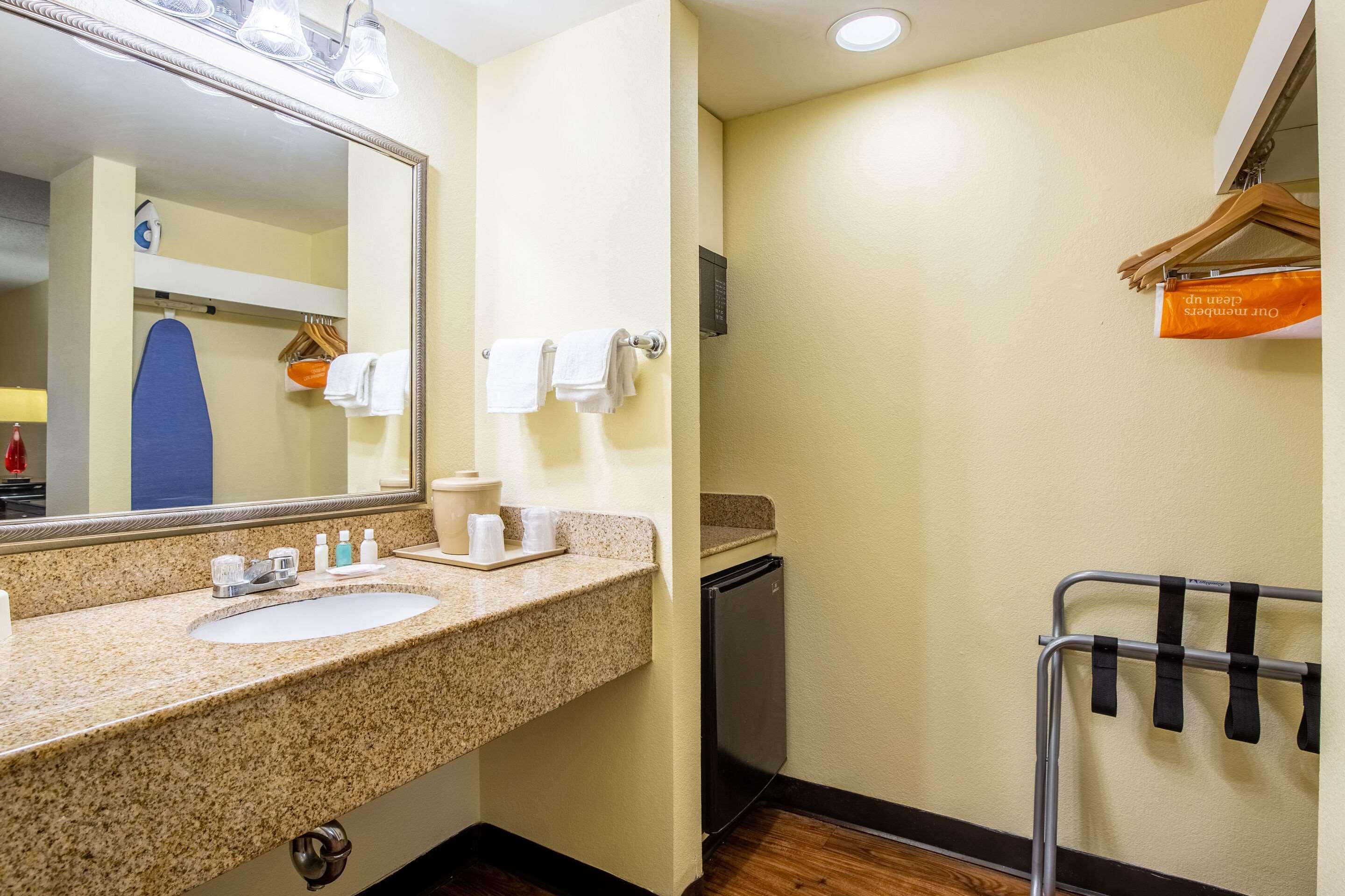 Econo Lodge Naval Station Норфолк Екстериор снимка