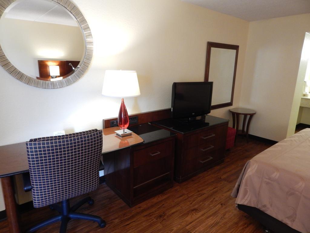 Econo Lodge Naval Station Норфолк Екстериор снимка